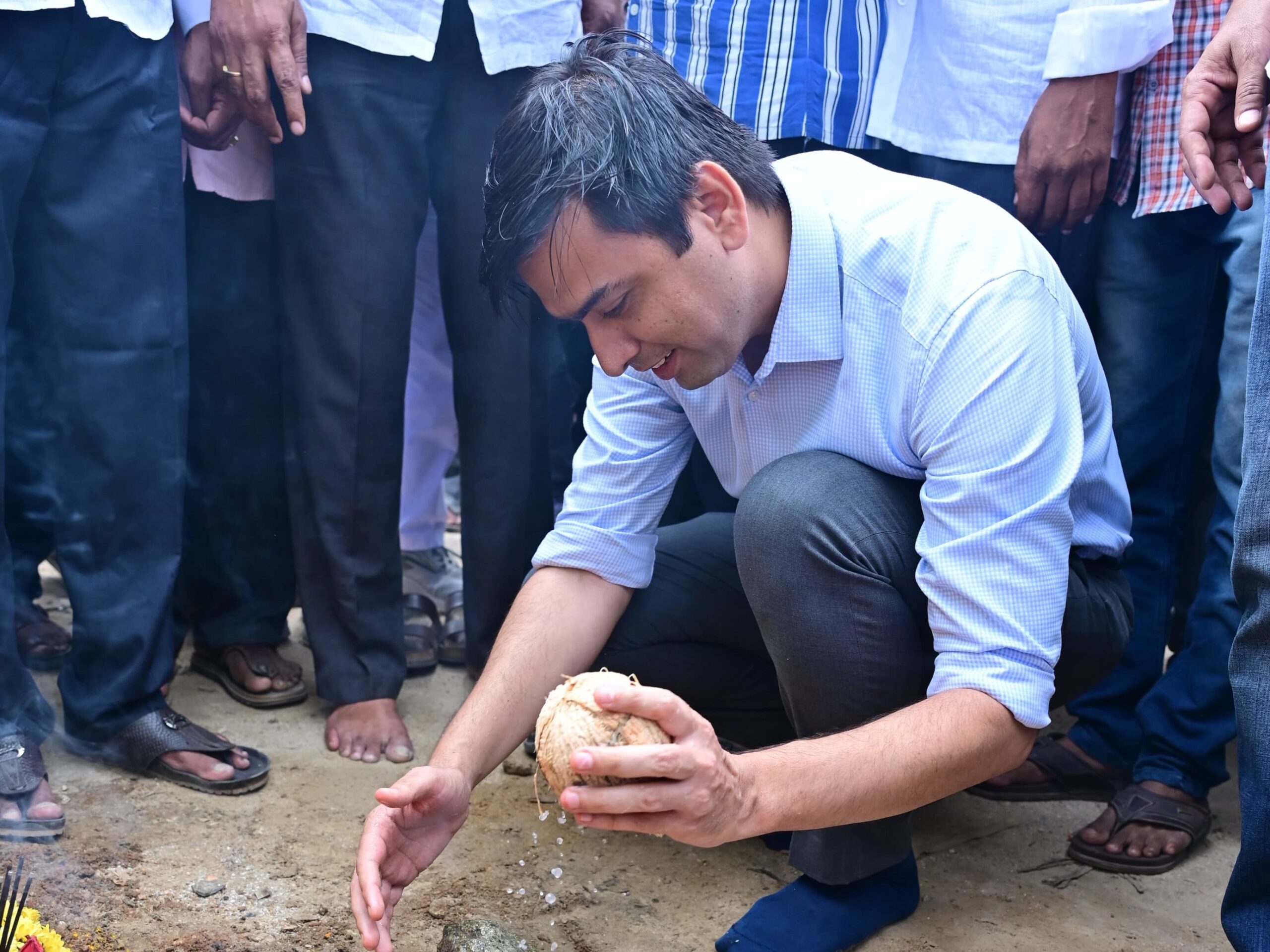 రోడ్డు పనుల ప్రారంభానికి భూమిపూజ చేసిన కలెక్టర్