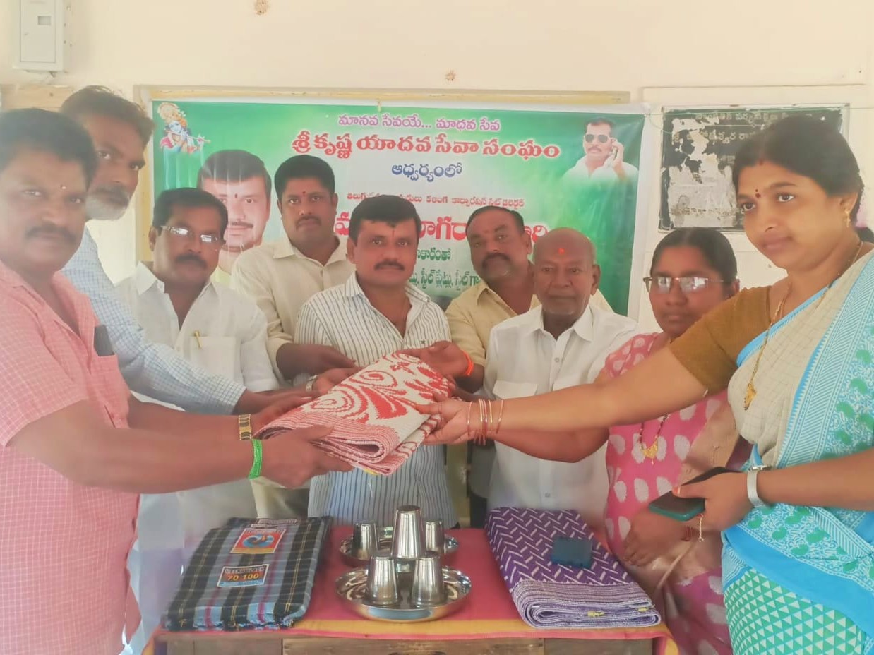 అంగన్వాడీ కేంద్రానికి దుప్పట్లు, స్టీల్ ప్లేట్స్ వితరణ