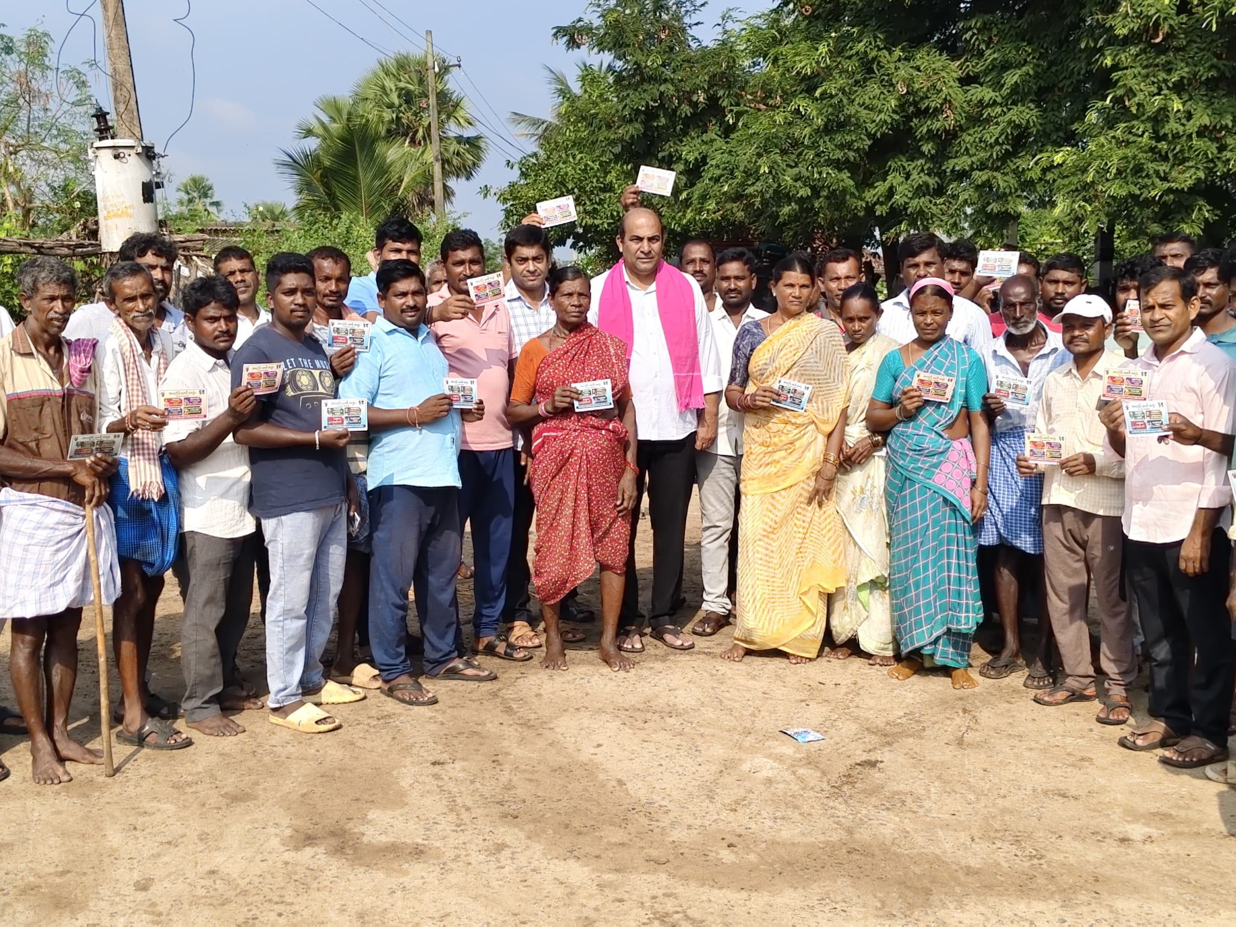 మండలంలో బాకీ కార్డులు పంచిన BRS జిల్లా అధ్యక్షుడు