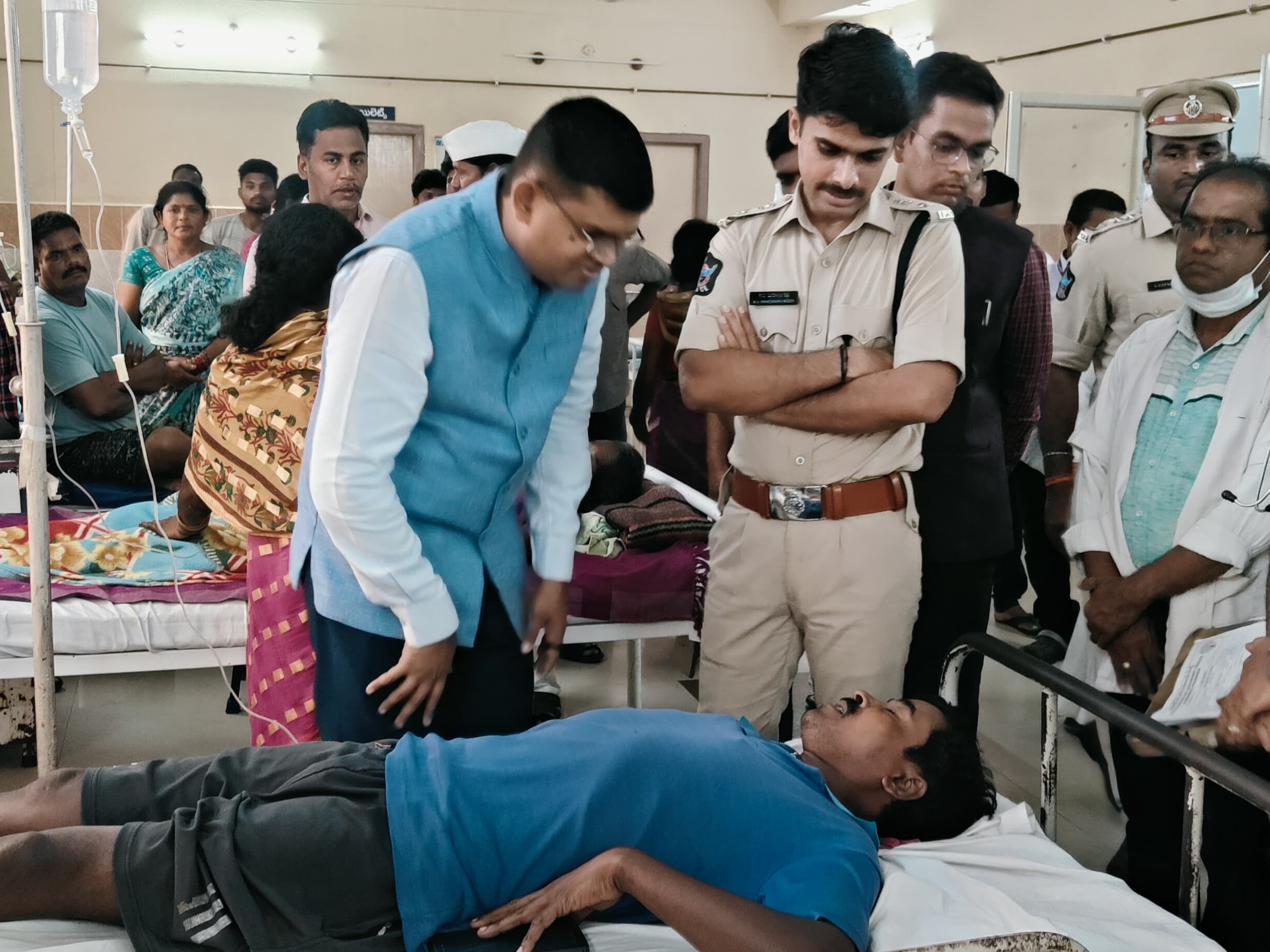 క్షేతగాత్రులను పరామర్శించిన కలెక్టర్, ఎస్పీ