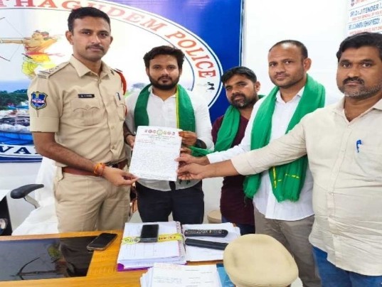 ‘గిరిజన జాతిపై వెకిలి చేష్టలు మానుకోవాలి’