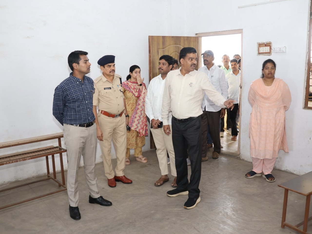 స్ట్రాంగ్ రూమ్‌ను పరిశీలించిన కలెక్టర్