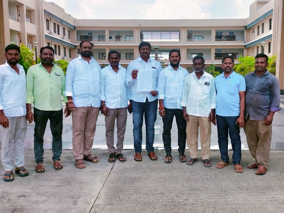 ‘రైతులకు భూమి కేటాయించాలి’