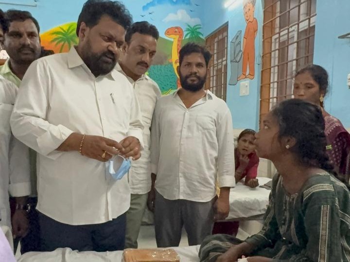 బాలికల ఆరోగ్య పరిస్థితిపై ఆరా తీసిన ఎమ్మెల్యే