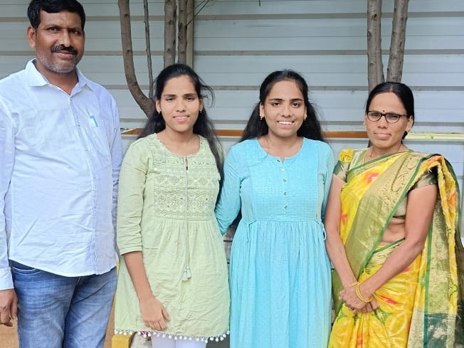చదువులో సత్తా చాటిన అక్కా చెల్లెలు