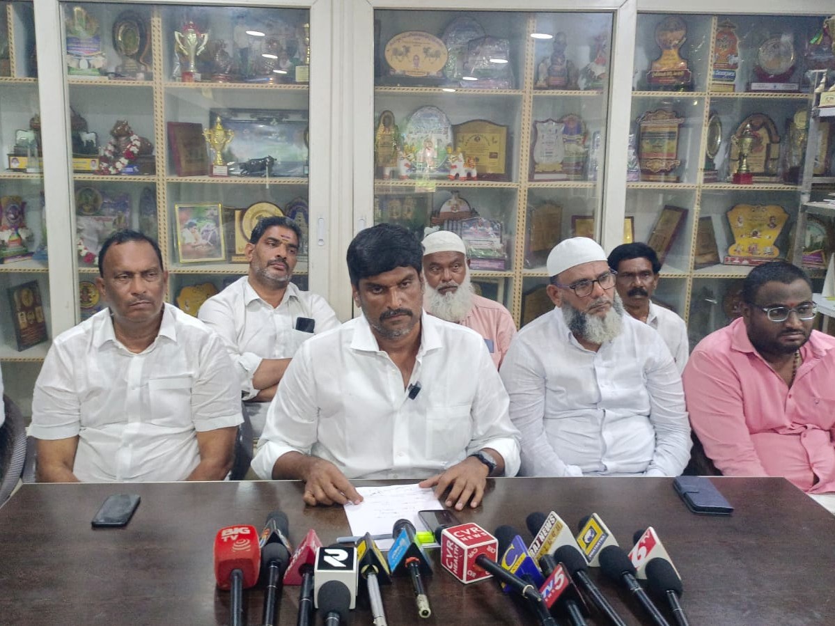 ప్రజల ప్రాణాలతో చెలగాటం ఆడుతున్నారు: చక్రవర్తి