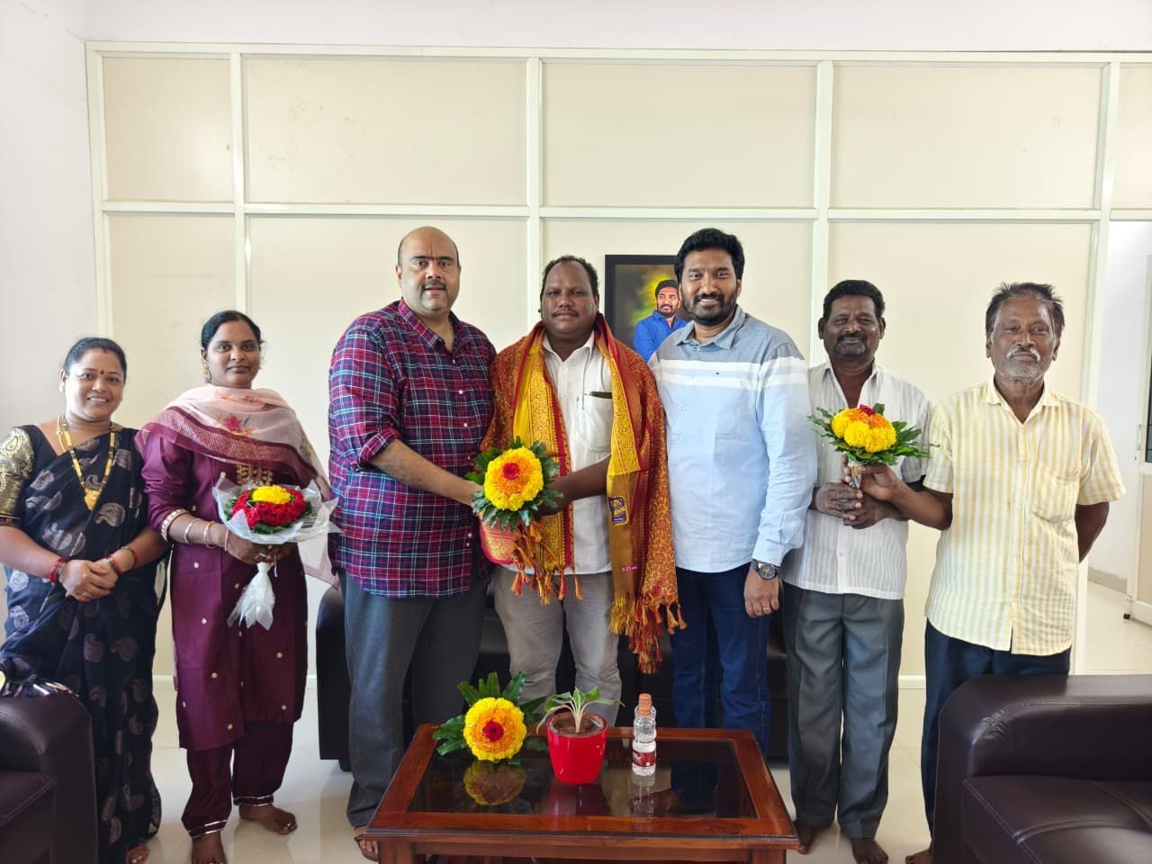 సర్పంచ్‌ను సన్మానించిన ఎమ్మెల్యే