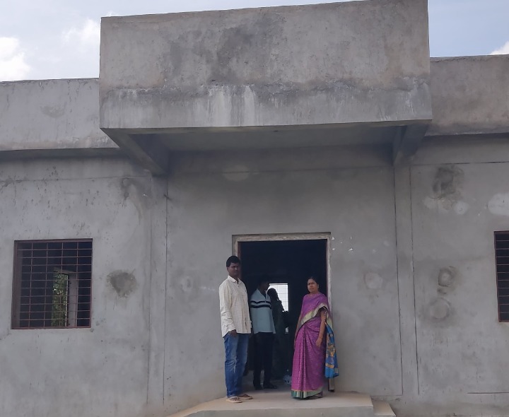 పోలింగ్ కేంద్రాన్ని సందర్శించిన ఎంపీడీవో