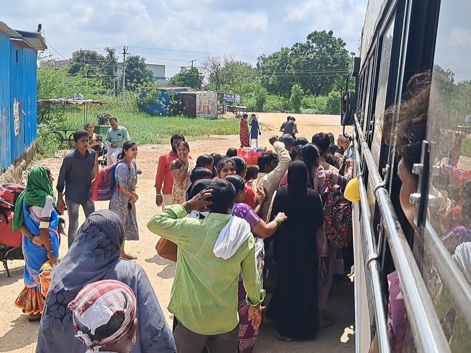 బస్సుల్లో తగ్గని ప్రయాణికుల రద్దీ