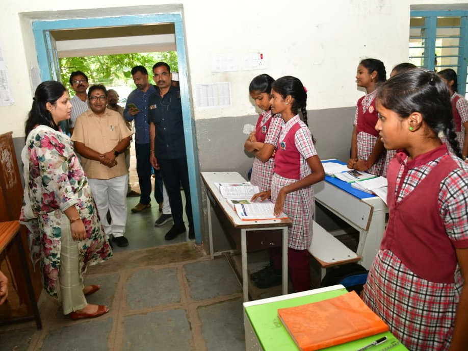 ప్రభుత్వ పాఠశాలను సందర్శించిన కలెక్టర్