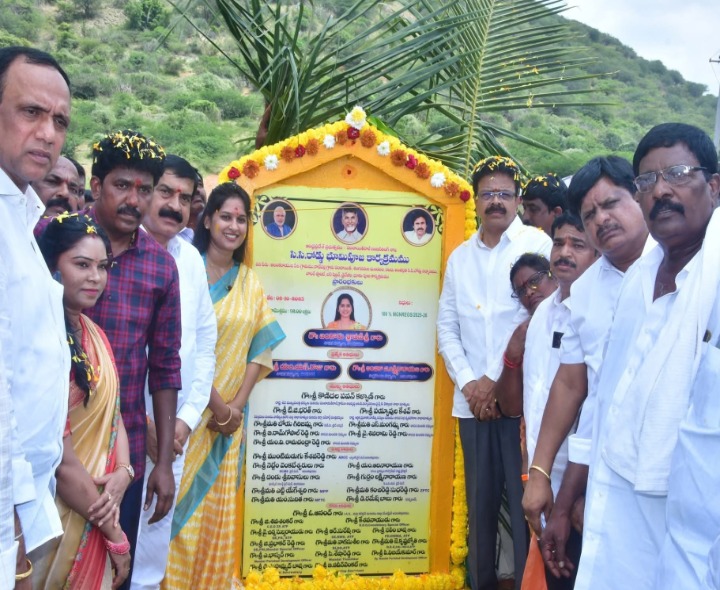 గ్రామంలో రూ. 92 లక్షల అభివృద్ధి పనులకు శంకుస్థాపన