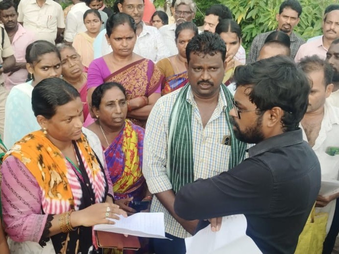 ఇళ్ల స్థలాలు కేటాయించాలని కలెక్టర్‌కు గ్రామస్తుల వినతి