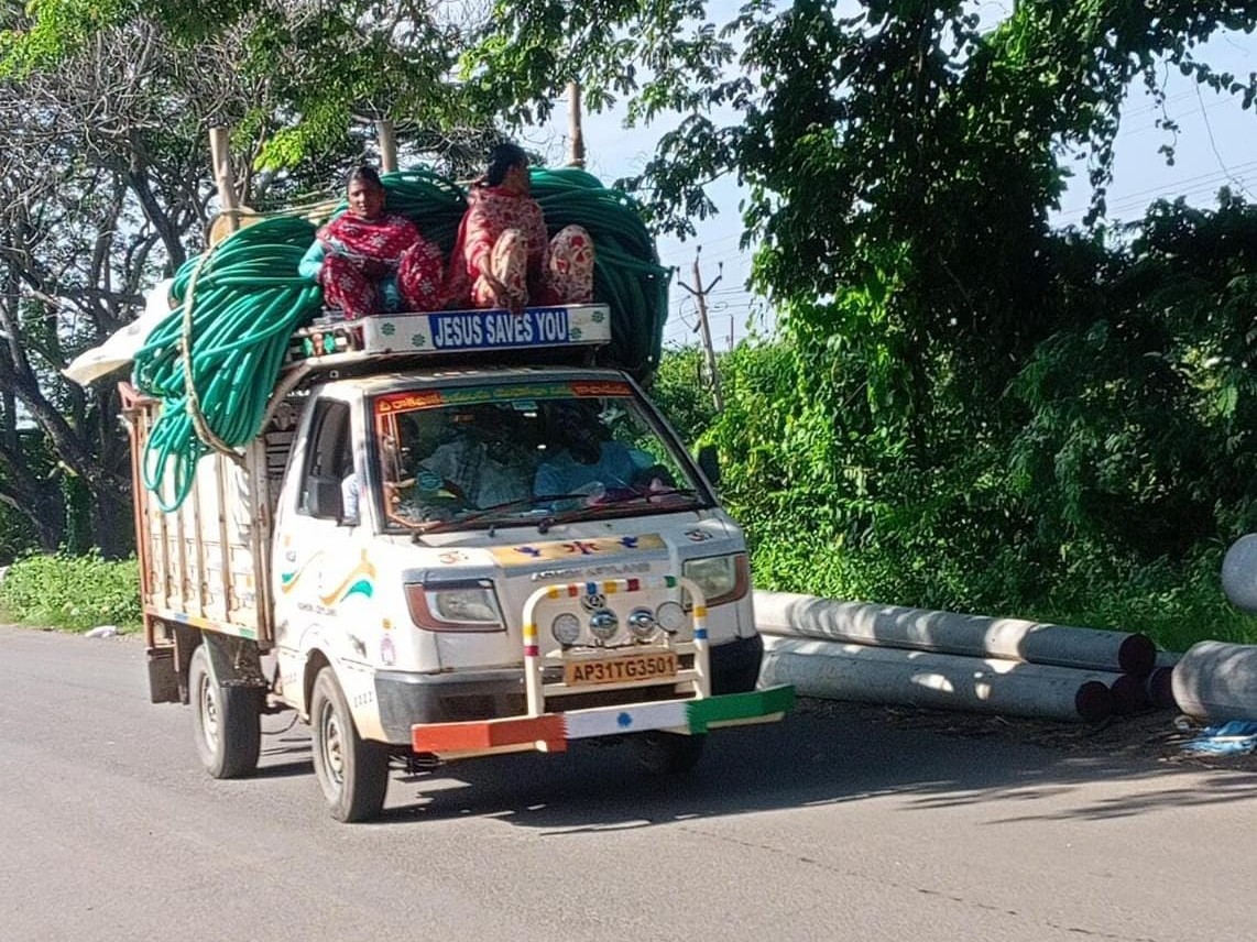 అధిక లోడుతో కూలీల ప్రాణాలకు ముప్పు