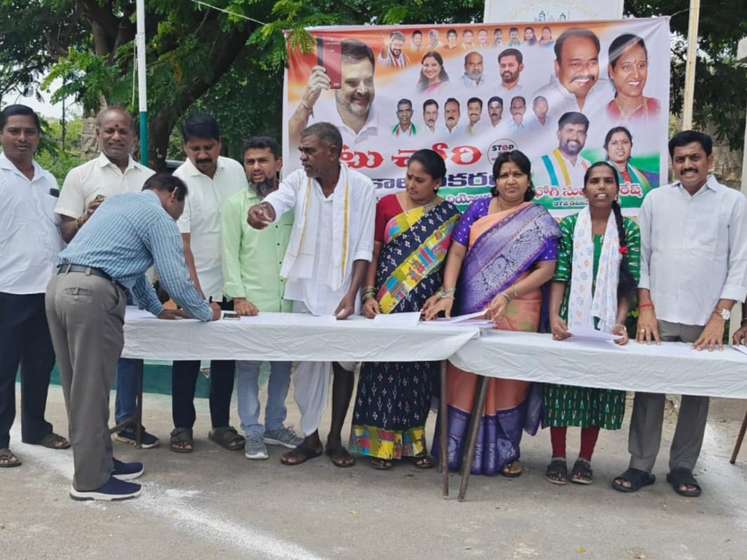 ఖిలావరంగల్‌లో ఓట్ల చోరీపై సంతకాల సేకరణ