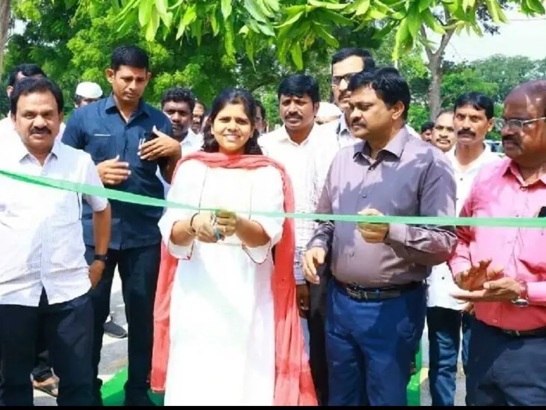 ధాన్యం కొనుగోలు కేంద్రాన్ని ప్రారంభించిన కలెక్టర్