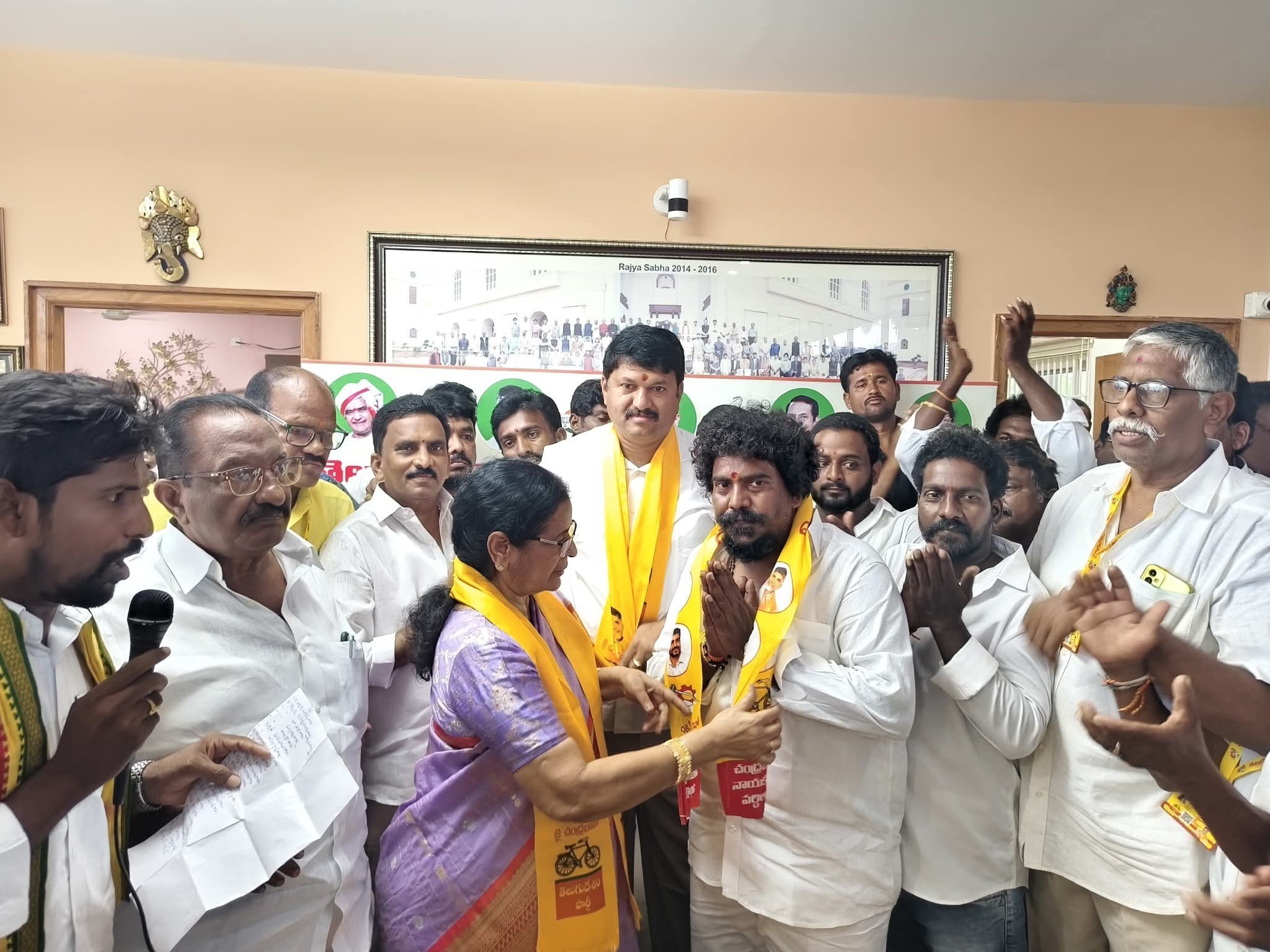వైసీపీ నుండి టీడీపీలోకి భారీగా చేరికలు