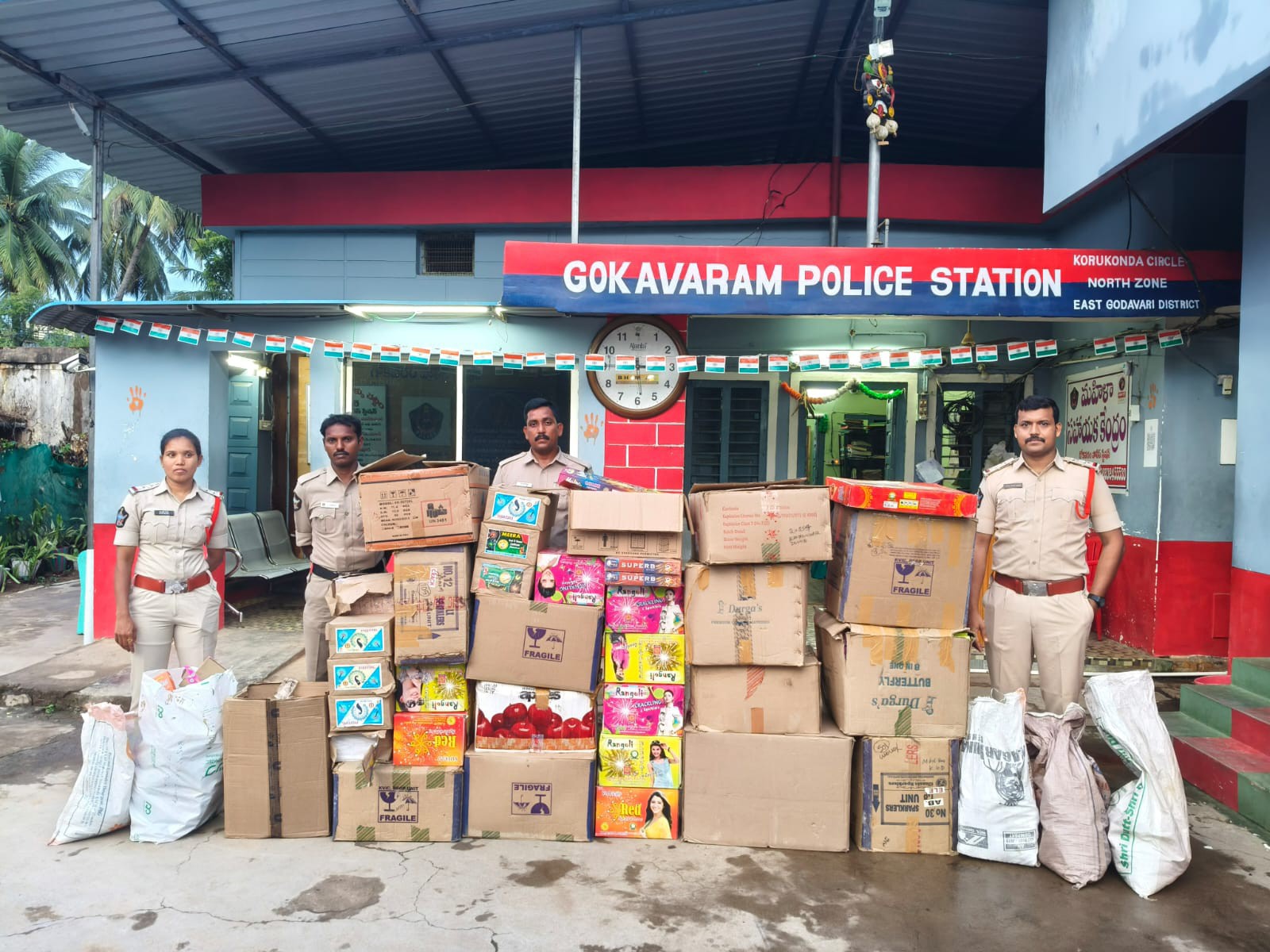 కొత్తపల్లిలో అక్రమ మందుగుండు సామాగ్రి స్వాధీనం