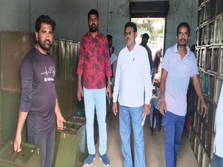‘జిల్లా కేంద్రం నుంచి బ్యాలెట్ బాక్సులు పంపిణీ’