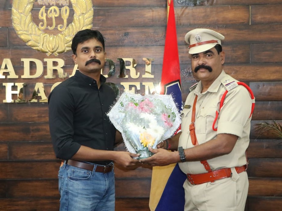 ఎస్పీ రోహిత్ రాజ్‌ను మర్యాదపూర్వకంగా కలిసిన ఏఎస్సై