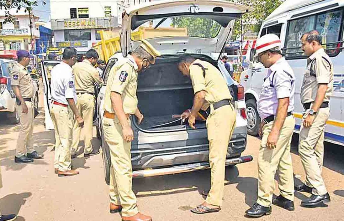 తనిఖీలు.. రూ. 4లక్షల నగదు స్వాధీనం