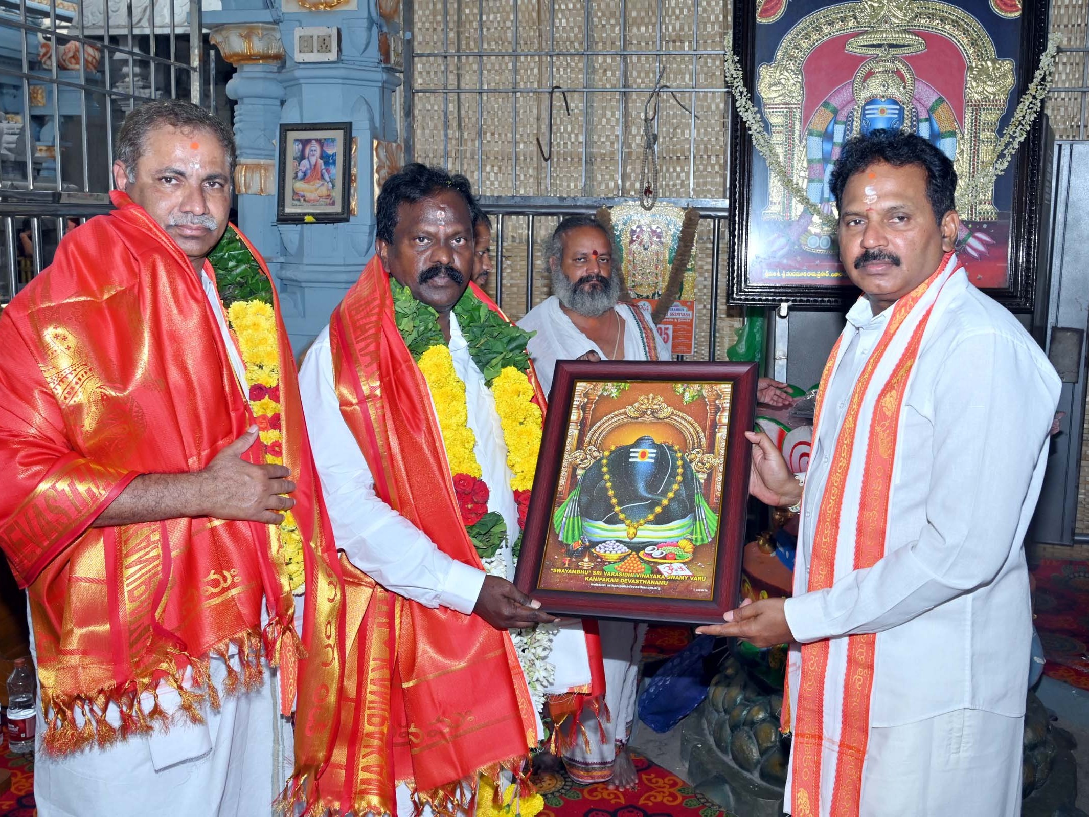 శ్రీ వరసిద్ధి వినాయకుడిని దర్శించుకున్న MLA