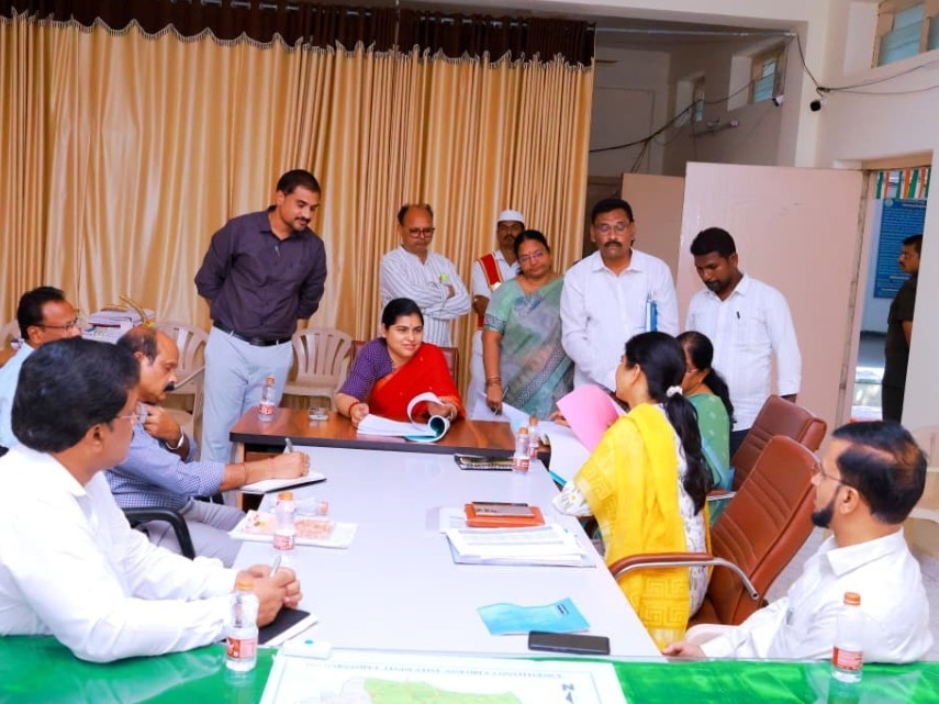 ఆర్టీవో కార్యాలయాన్ని సందర్శించిన కలెక్టర్