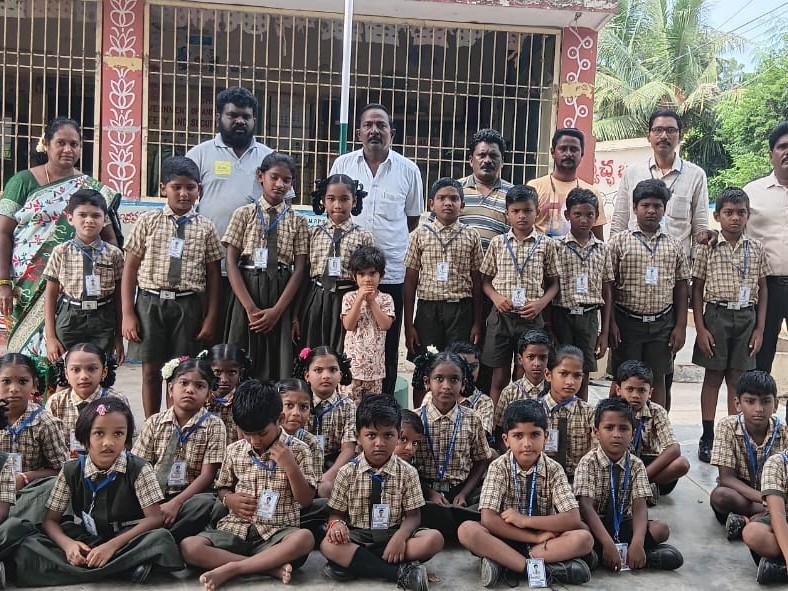 విద్యార్థులకు ఐడీ కార్డులు పంపిణీ