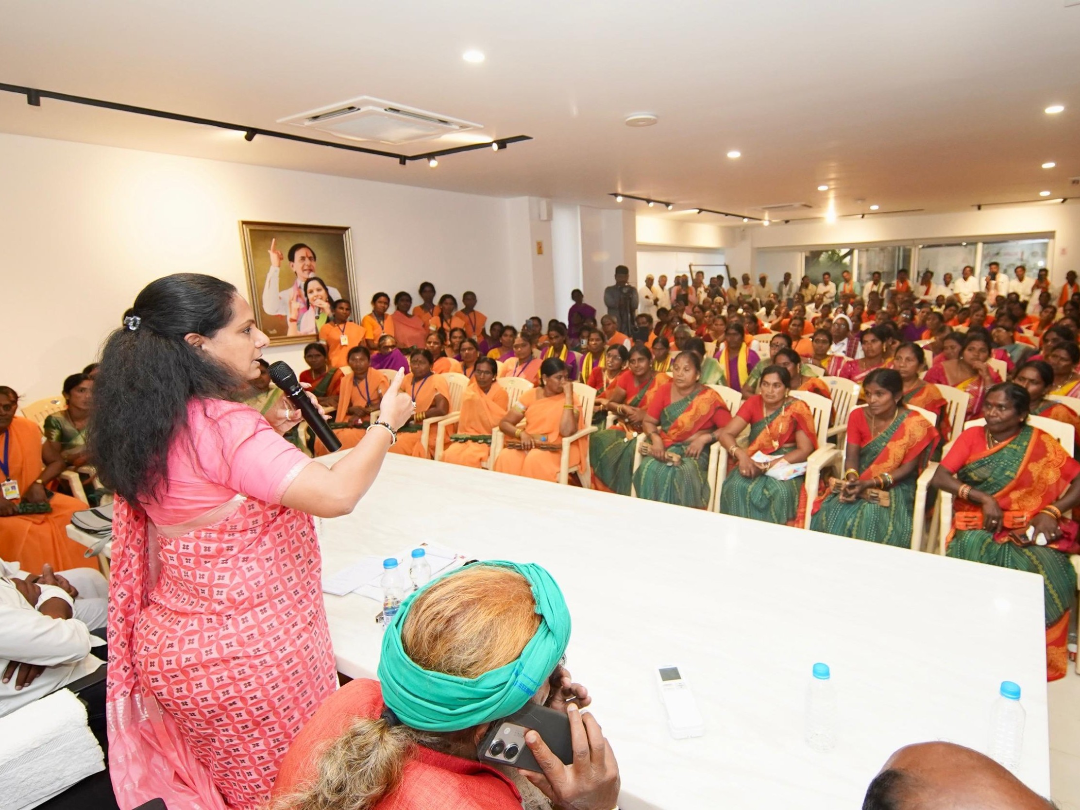 జానపద, ఉద్యమ కళాకారులకు అండగా నిలుస్తా: కవిత