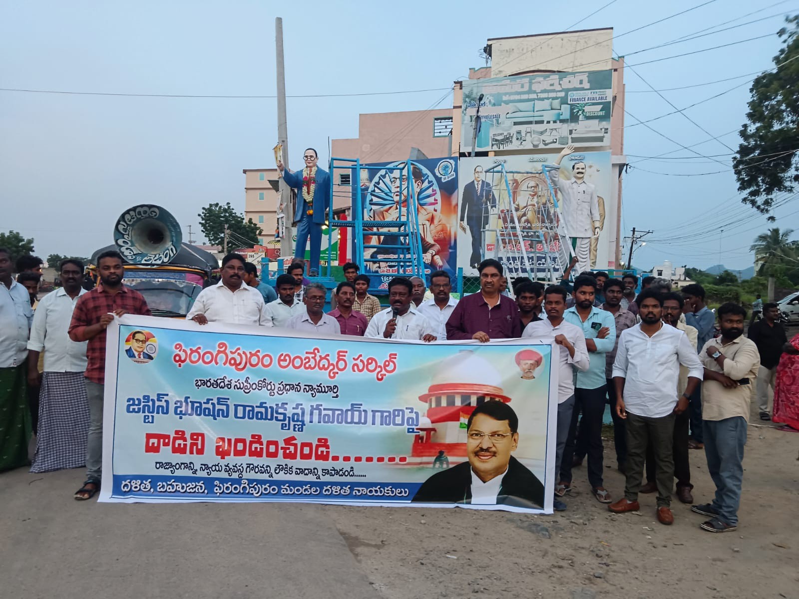 అంబేద్కర్ విగ్రహం వద్ద దళిత నాయకులు నిరసన