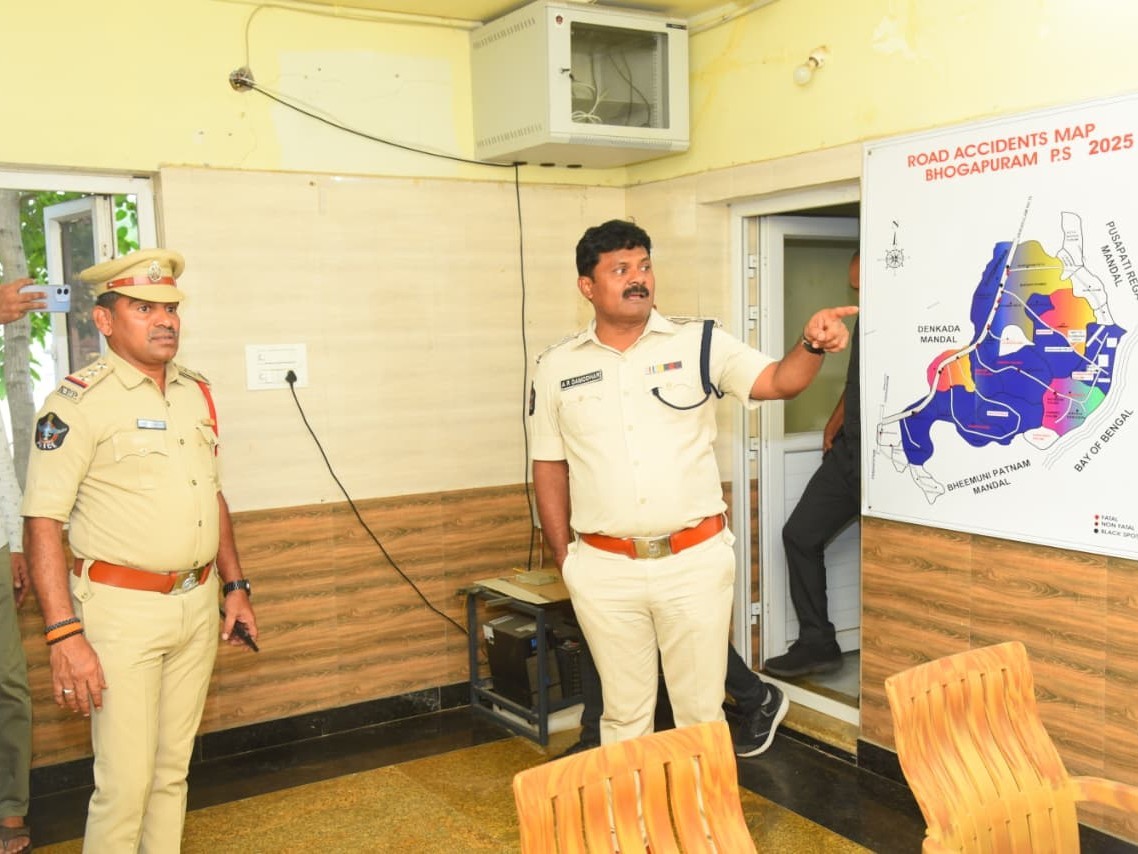 పలు పోలీస్ స్టేషన్‌లను సందర్శించిన ఎస్పీ