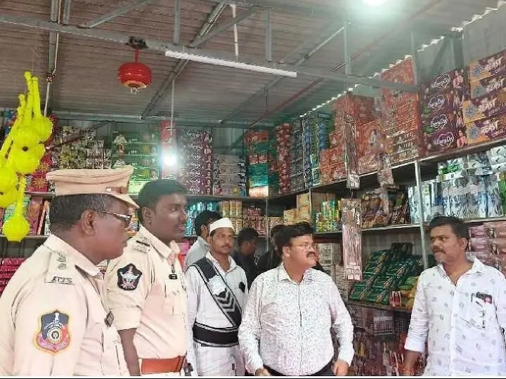 బాణసంచా దుకాణాల్లో అధికారుల తనిఖీలు