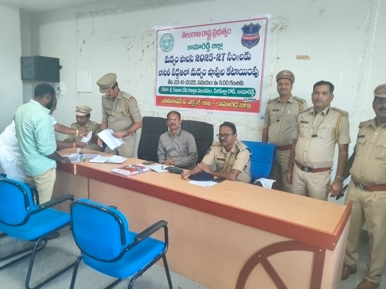 మద్యం దరఖాస్తు కౌంటర్లను పరిశీలించిన డిప్యూటీ కమిషనర్