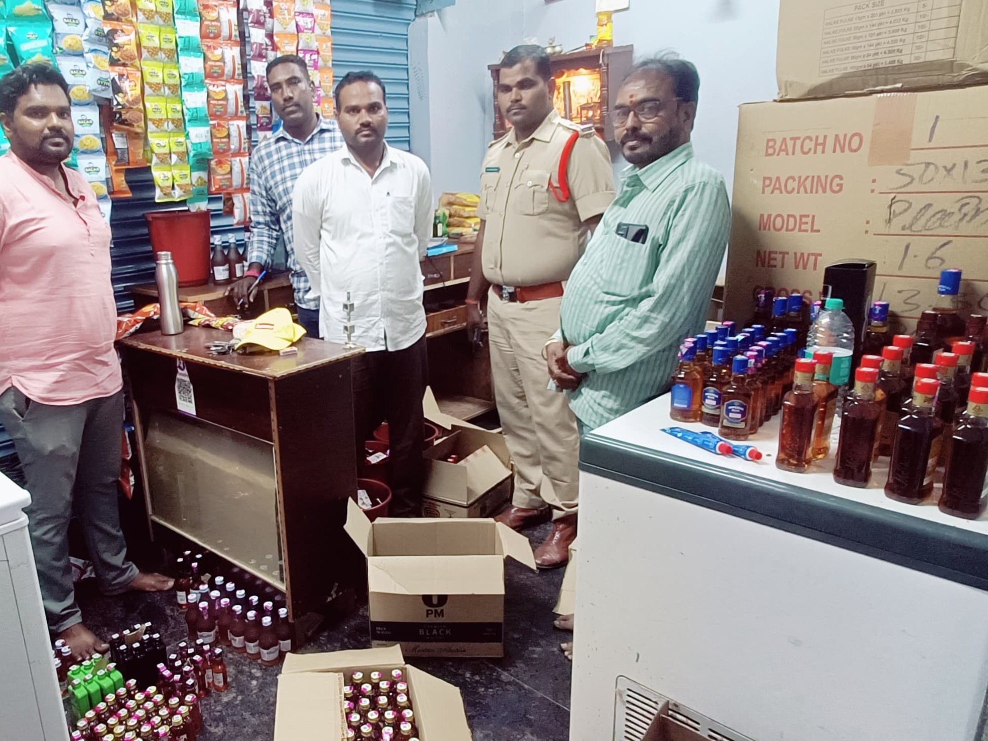 కిరాణా దుకాణంలో మద్యం పట్టివేత