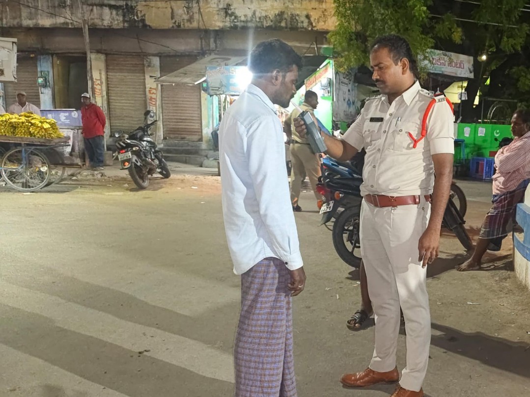 డ్రంక్ అండ్ డ్రైవ్ టెస్టులను నిర్వహించిన ఎస్సై