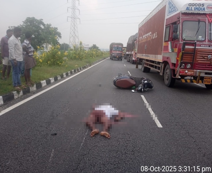 లారీ ఢీకొని ఇద్దరు దుర్మరణం