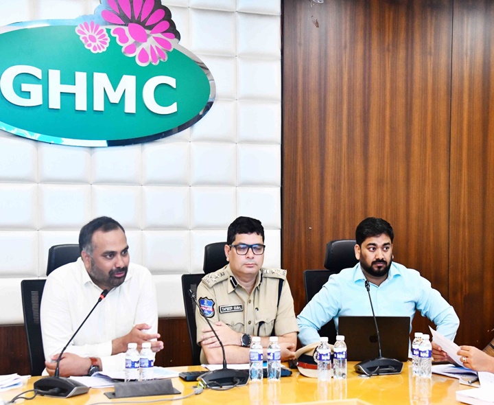 జూబ్లీహిల్స్ ఉప ఎన్నికల్లో EVMలపై కలర్ ఫోటోలు