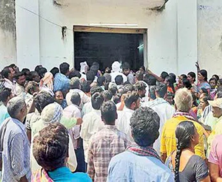 యూరియా కోసం మఠంపల్లి PACS వద్ద తోపులాట