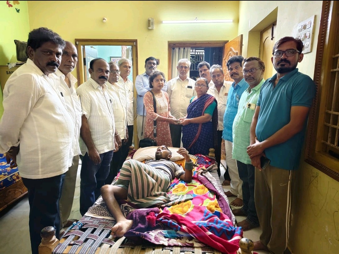 సచివాలయ ఉద్యోగి వైద్యానికి ఆర్థిక సహాయం