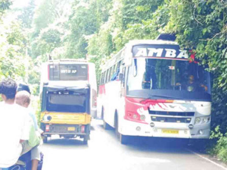 ఘాట్ రోడ్డులో ప్రయాణం భయం భయం