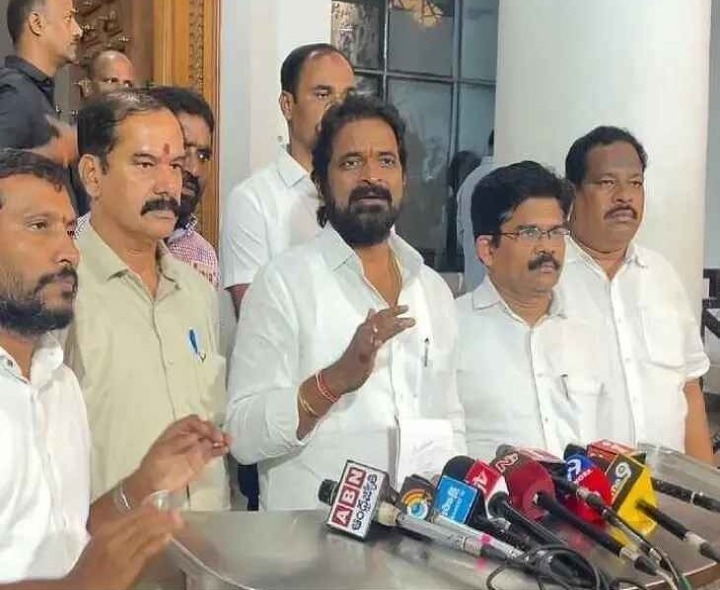 కాంగ్రెస్ హామీలు ఎన్నికల డ్రామానే: మాజీ మంత్రి