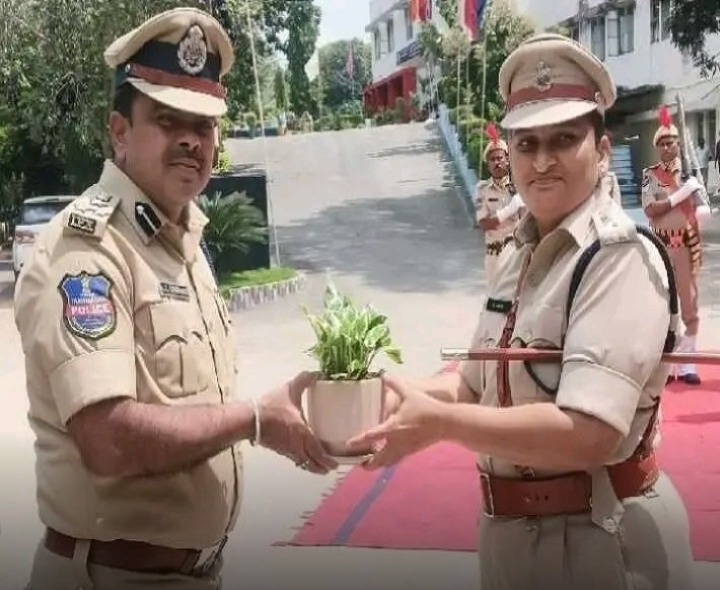 పోలీసులను అభినందించిన డీఐజీ