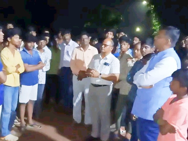 విద్యార్థుల సమస్యలు అడిగి తెలుసుకున్న కలెక్టర్