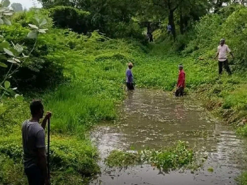 పట్టించుకోని అధికారులు.. రంగంలోకి రైతులు
