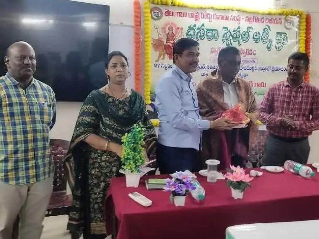 లక్కీ డ్రా విజేతలకు బహుమతులు అందజేత