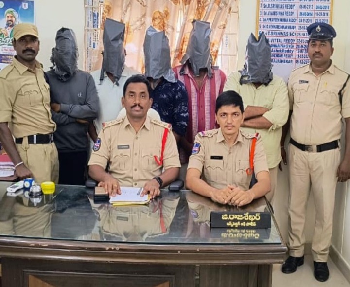మహిళను బెదిరించిన ఐదుగురు వ్యక్తులు అరెస్ట్