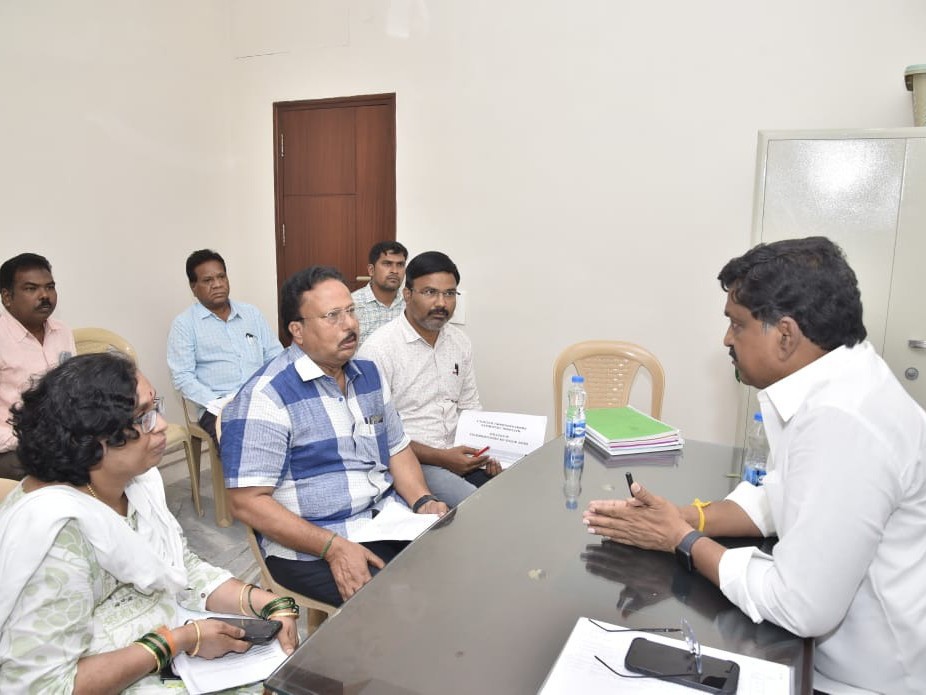 రోడ్ల పనులు వేగవంతం చేయండి: మంత్రి