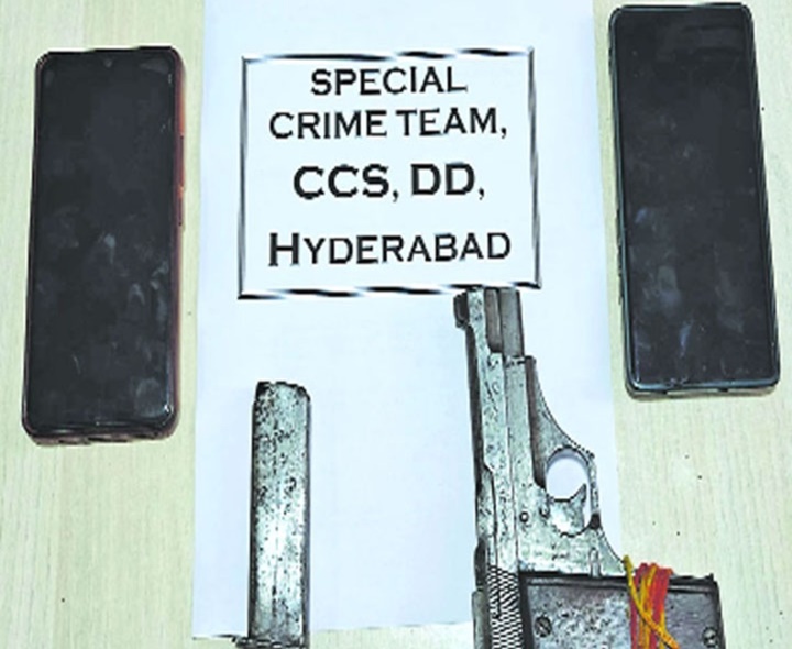 పండ్ల వ్యాపారం ముసుగులో తుపాకుల విక్రయం.. ఇద్దరు అరెస్ట్