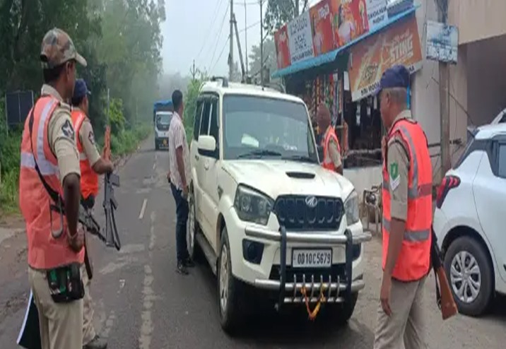పోలీసుల నుంచి తప్పించుకుని వెళ్లిన ఎమ్మెల్యే
