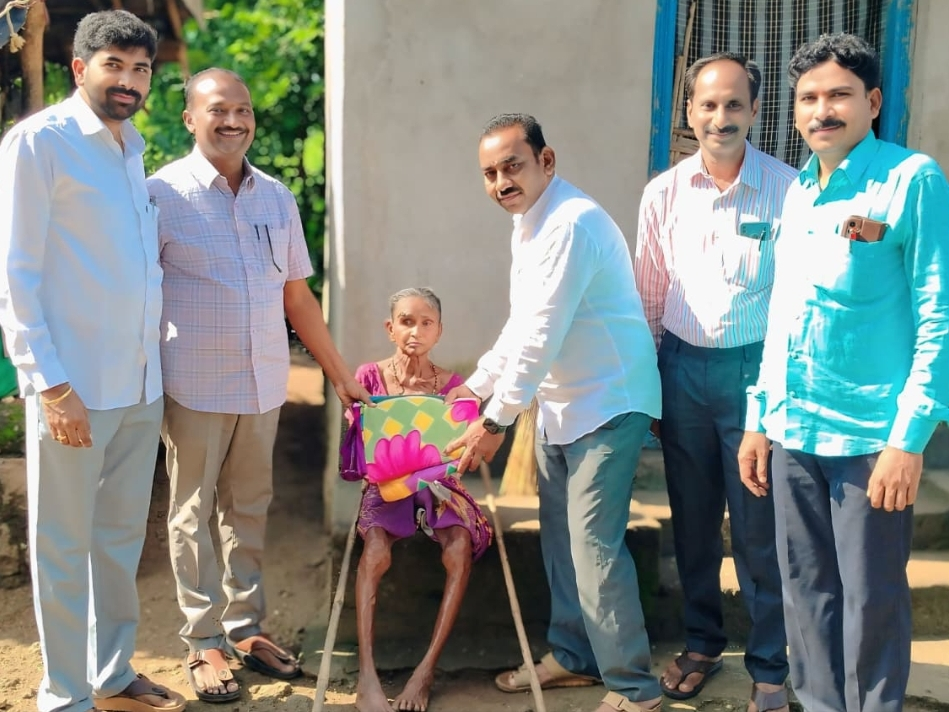 వృద్ధ గిరిజనులకు దుప్పట్లు పంపిణీ