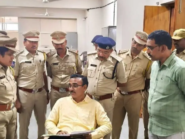 ఎక్సైజ్ కార్యాలయాన్ని పరిశీలించిన.. డిప్యూటీ కమిషనర్